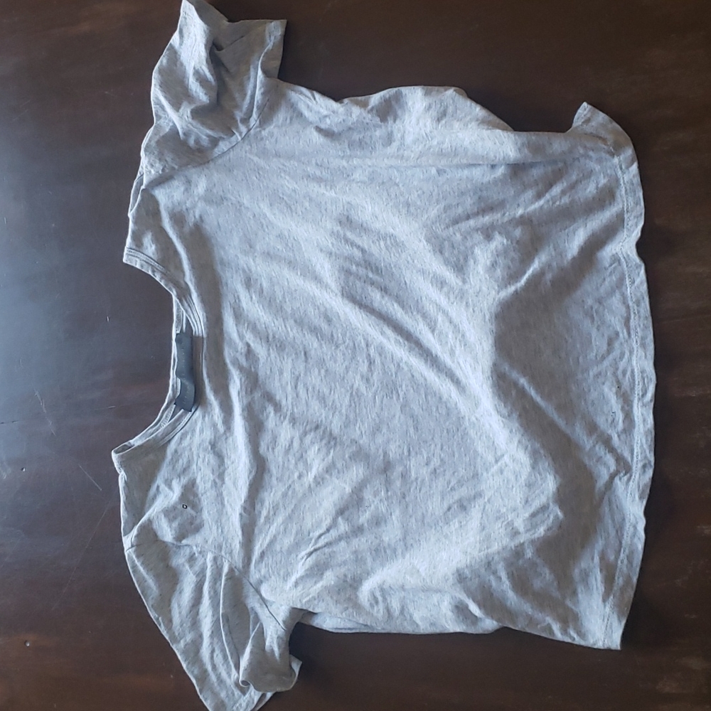 Cropped gray workout tshirt no tag for size but small is what id guess